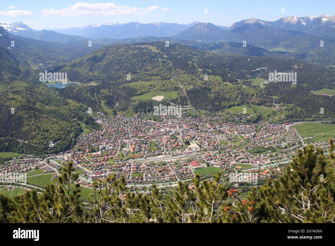 Blick vom Gamseck über die Mittenwalder Hütte, Übersicht über die Städte Mittenwald, Kranzberg, Lautersee, im Frühjahr gegen blauen Himmel, aufgeweckte Atmosphäre, stimmungsvoll, das Estergebirge im Hintergrund Stockfoto