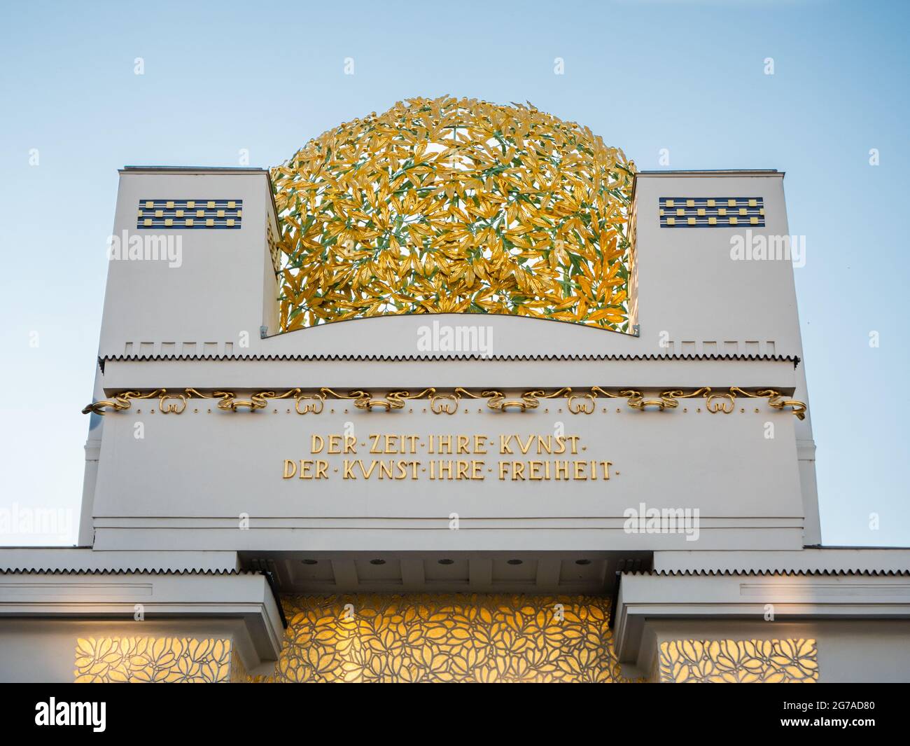 Secession Building Golden Dome in Wien, Österreich auch Wiener Secession genannt - mit der Inschrift "zu jedem Zeitalter seine Kunst, zu jeder Kunst seine Freiheit". Stockfoto