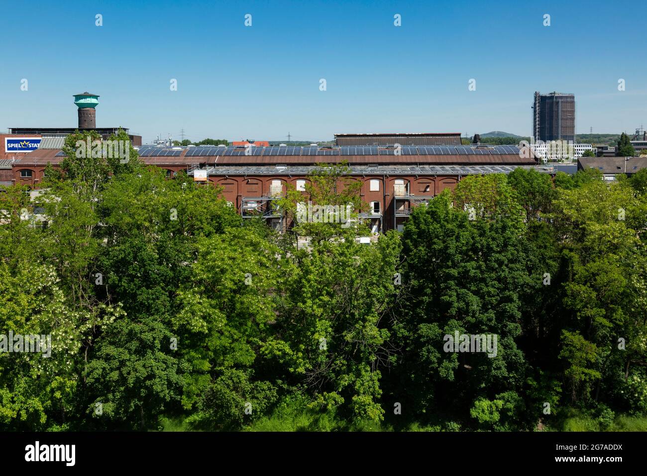 Deutschland, Oberhausen, Oberhausen-Ost, Ruhrgebiet, Niederrhein, Rheinland, Nordrhein-Westfalen, NRW, Turbinenhalle, Industriehalle, Früher Strom- und Drucklufterzeugung für eine Anlage der Gutehoffnungshütte GHH, die heute als Diskothek und andere Musikveranstaltungen genutzt wird, dahinter Wasserturm und Gasometer Stockfoto