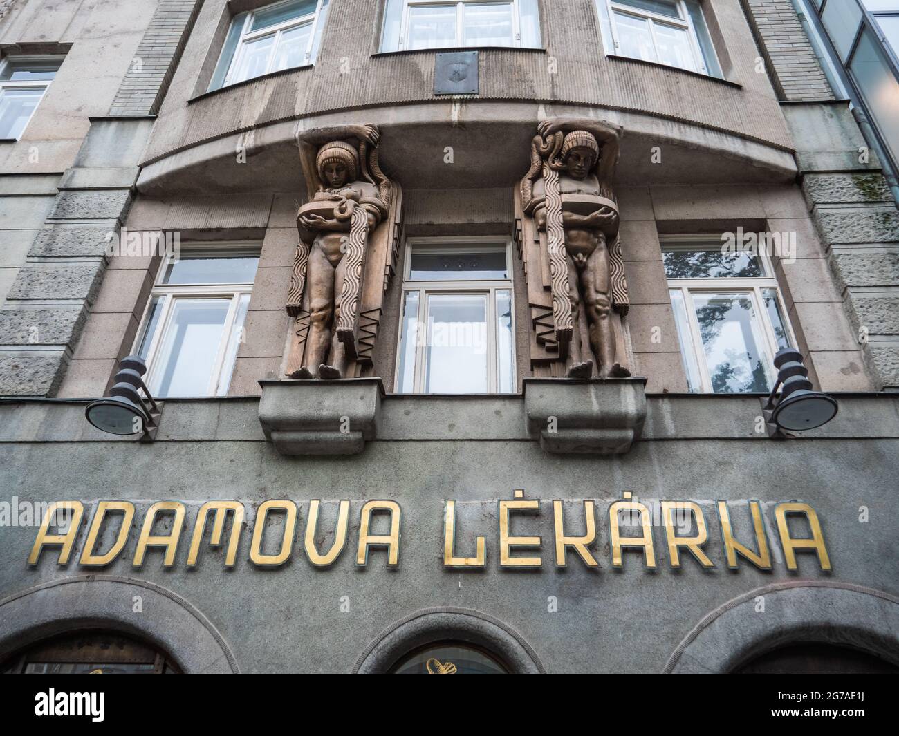 Prag, Tschechische Republik - Juli 2 2021: Adamova Lekarna oder Adams Apotheke Jugendstil Fassade mit Skulpturen. Stockfoto