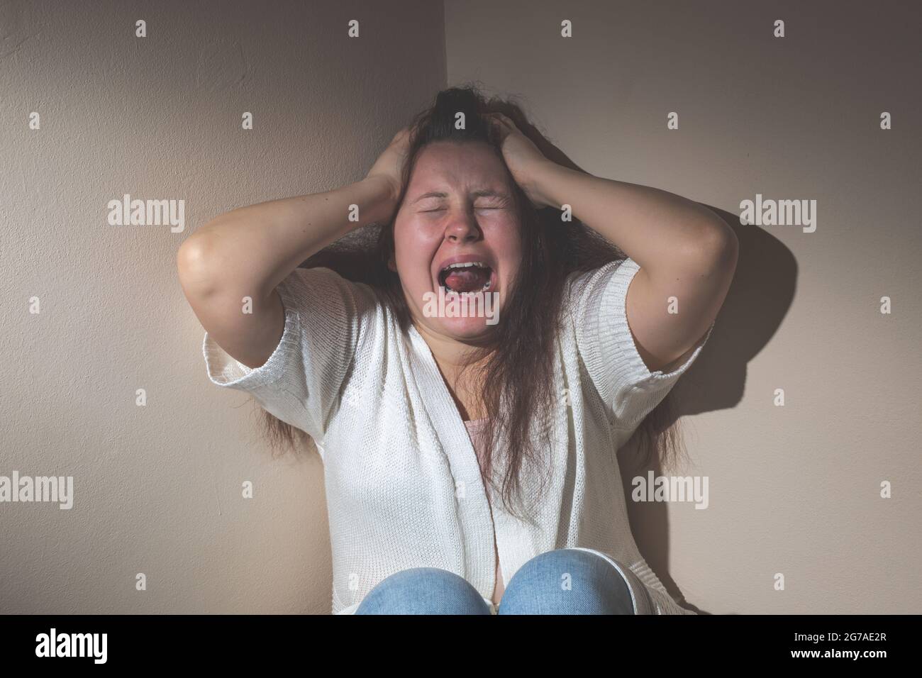 Junge Frau mit starker Angst und Depression, Gesundheitskonzept Stockfoto