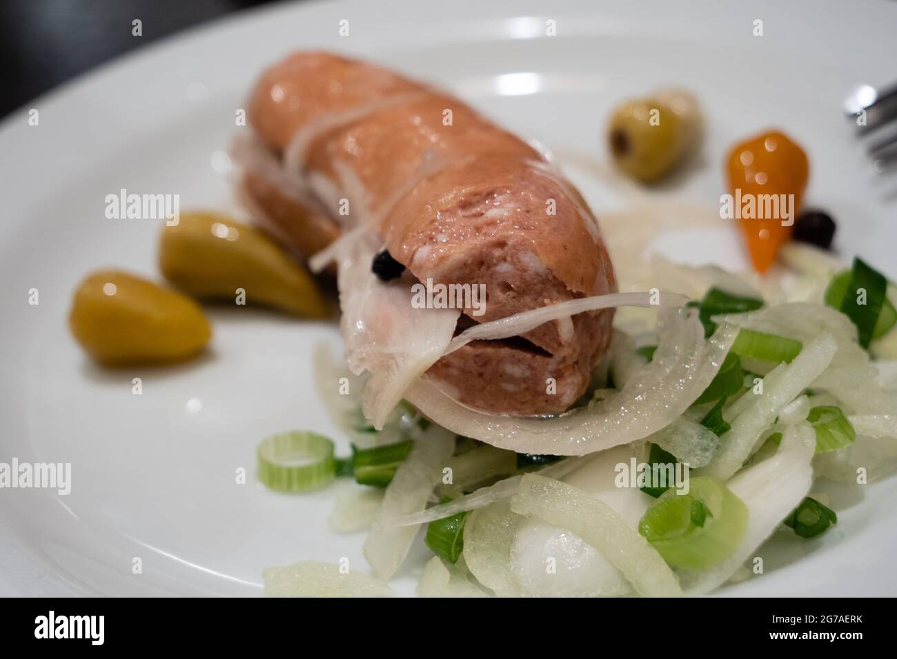 Utopenec Sour eingelegte Wurst mit Zwiebeln und heißen Paprika Stockfoto