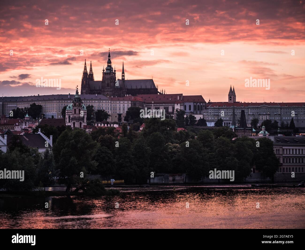 St.-Veits-Kathedrale oder Katedrala Svateho Vita auf der Moldau in Prag, Tschechische Republik bei Pink Sunset Stockfoto