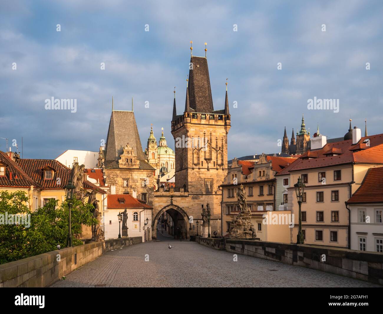 Der kleine Stadtbrücke Turm namens Malostranske Mostecke Veze auf der Karlsbrücke in Prag, Tschechische Republik am Morgen Stockfoto