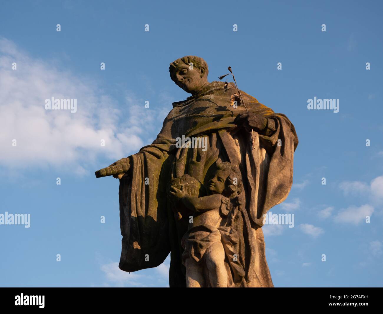 Statue des Heiligen Nikolaus von Tolentino auf der Karlsbrücke in Prag, Tschechische Republik, angefertigt von Jeronym Kohl im Jahr 1708. Stockfoto