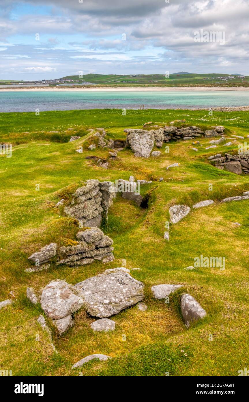Die ausgegrabenen archäologischen Überreste befinden sich in Jarlshof bei Sumburgh Head im südlichen Festland von Shetland. Stockfoto
