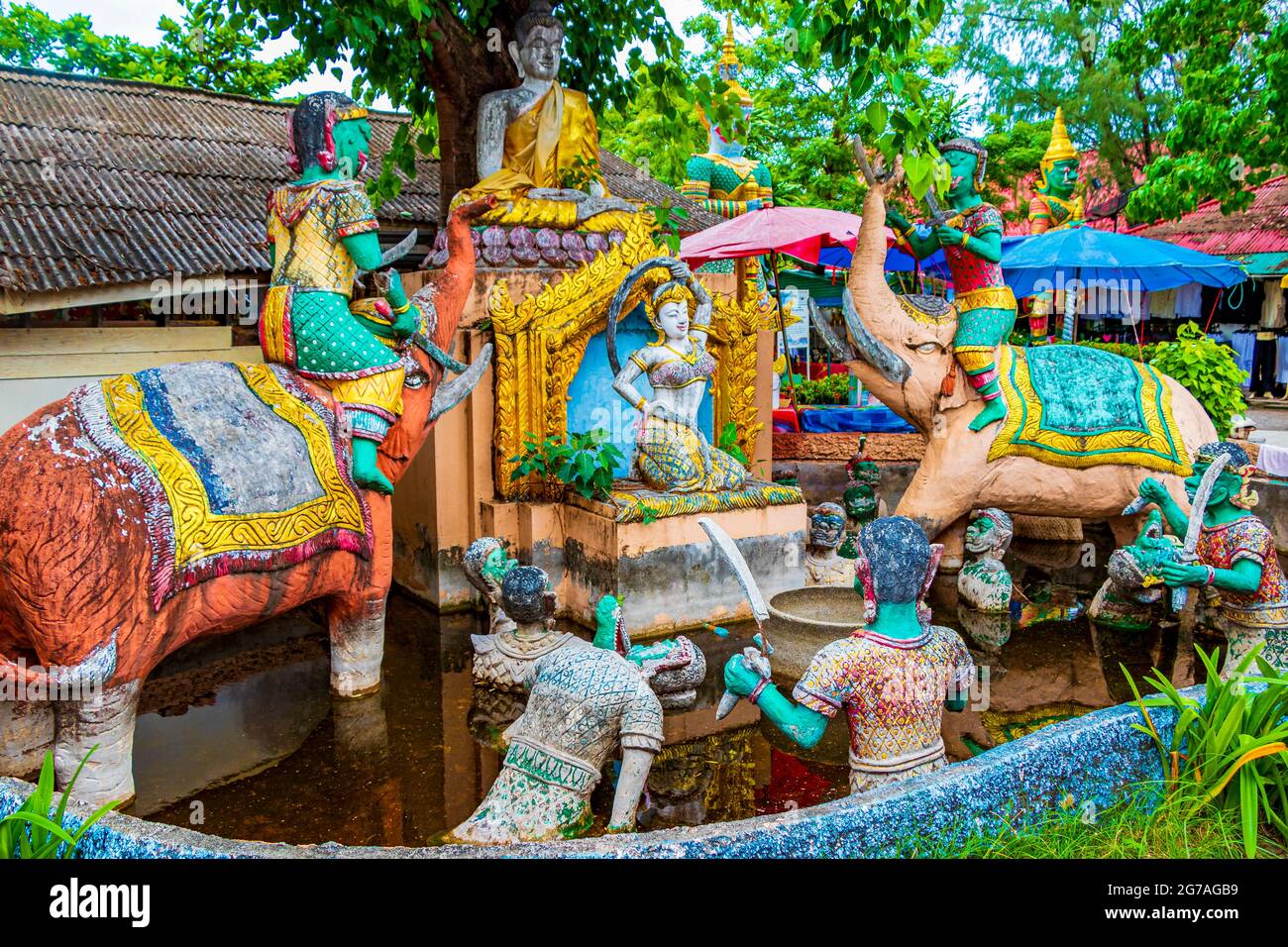 Phra Mae Thorani Elefanten und Tempelwächter Yaksha Statuen Skulpturen im Wat Phra Yai Big Buddha Tempel auf Koh Samui Insel Thailand. Stockfoto