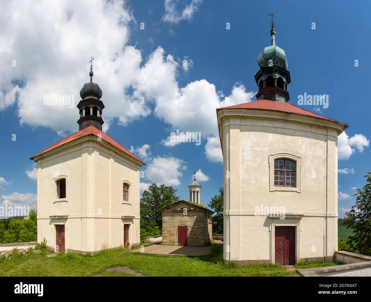 Historische Fronleichnamskapelle auf einem Hügel, Nordböhmen, Tschechien Stockfoto