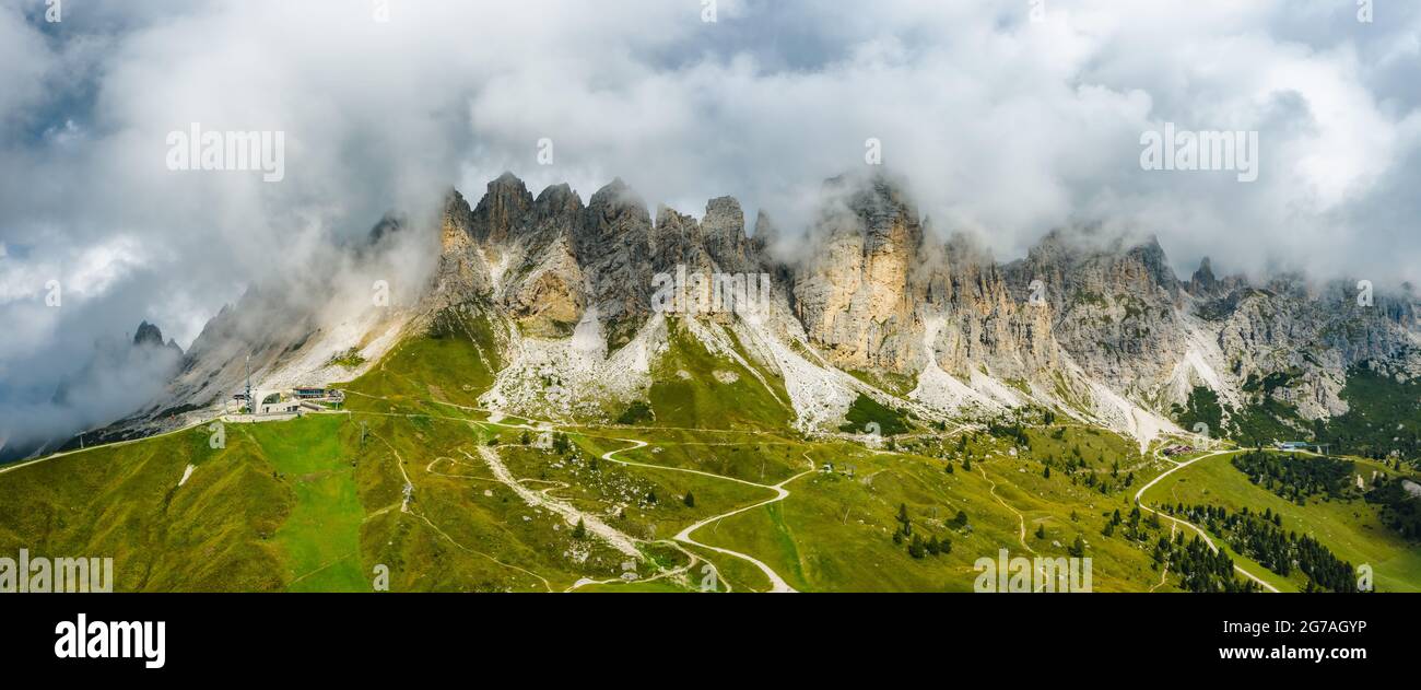 Luftpanorama von Pices de Cir - Cirspitzen. Panorama in den Dolomiten Mountanis in Südtirol Italien. Bergrücken mit schönen Wolken, grüne almwiesen an einem Sommertag Stockfoto