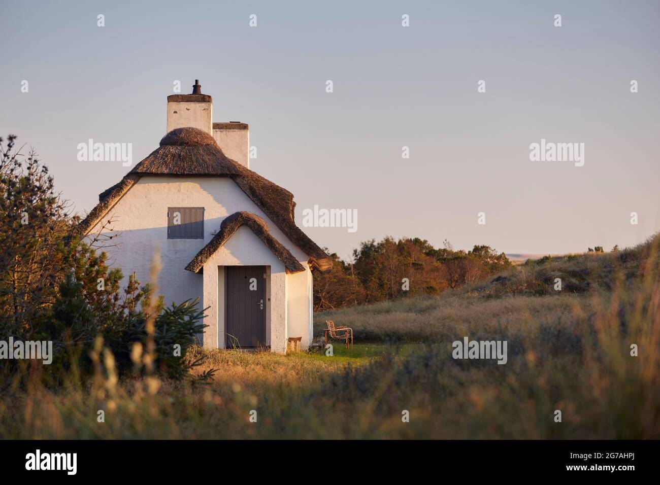 Europa, Dänemark, Nordjütland. Gemütliches Reethaus am Rande der Råbjerg Meile. Stockfoto