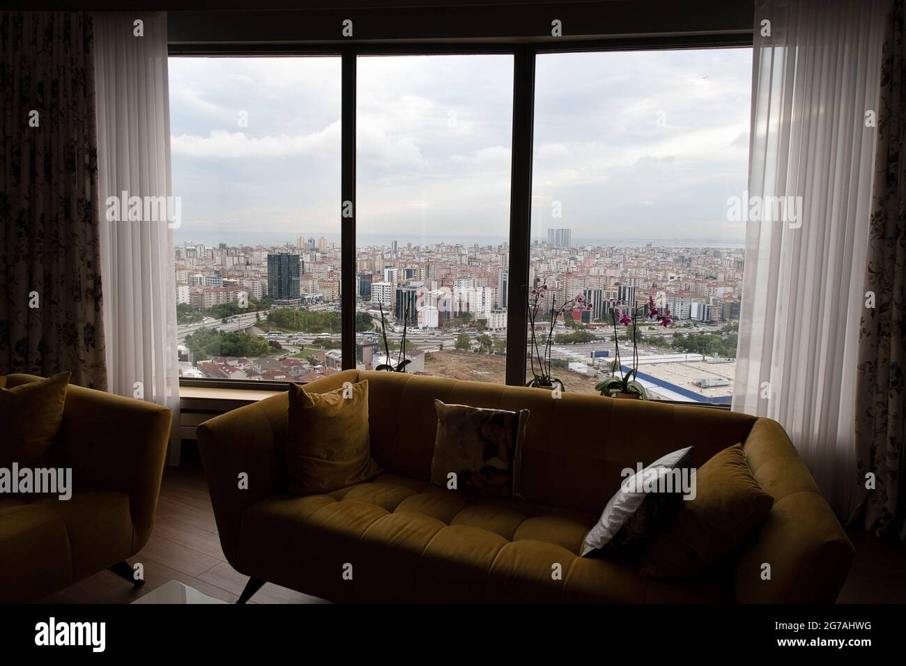 Blick von der Wohnung auf die Stadt Istanbul, im Hintergrund das Marmarameer zu sehen. Stockfoto