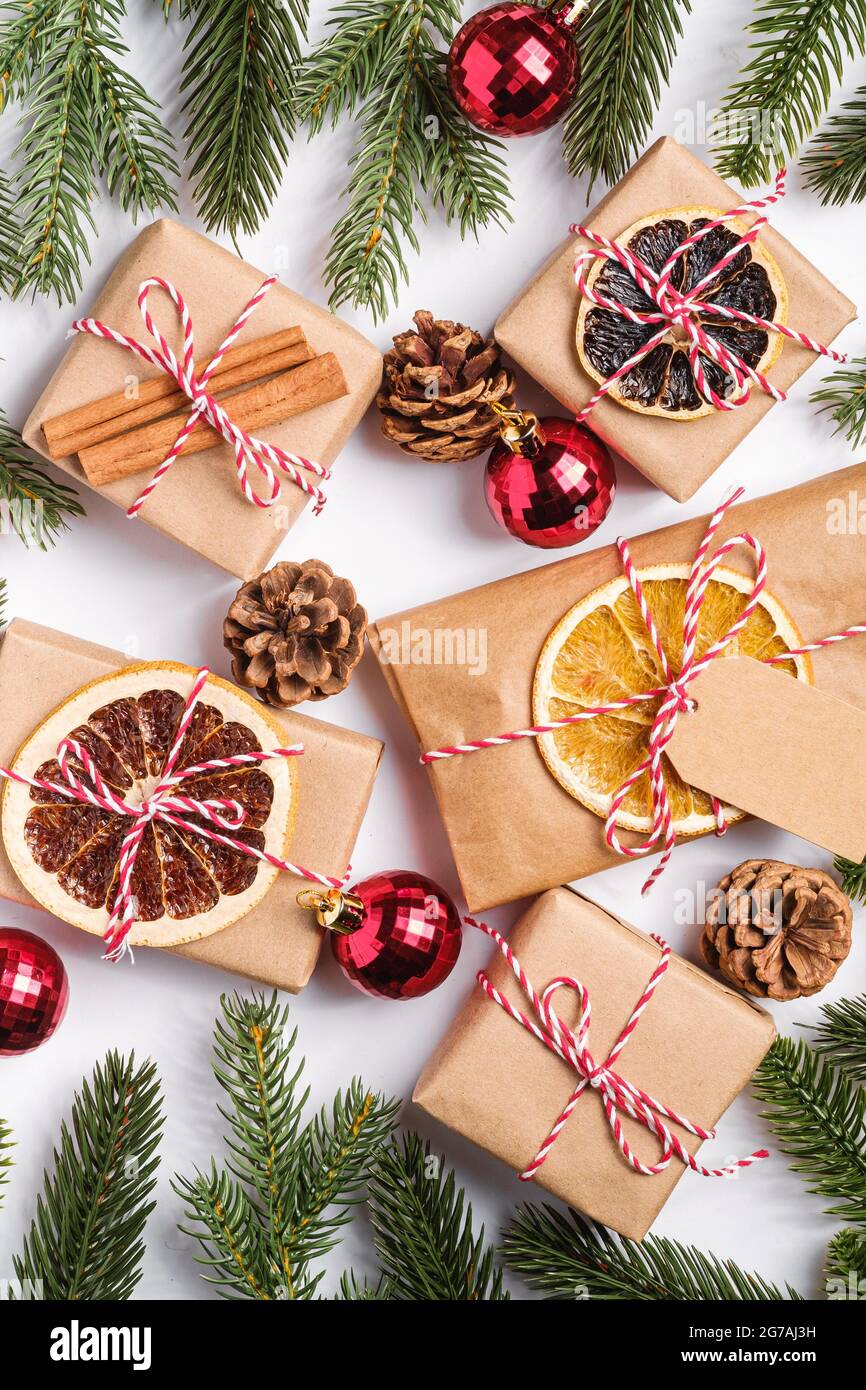 Weihnachtsferien Null Abfall Papier Geschenke Verpackung mit Anhänger, Kugeln, getrocknete Früchte und Tannenzweige Stockfoto