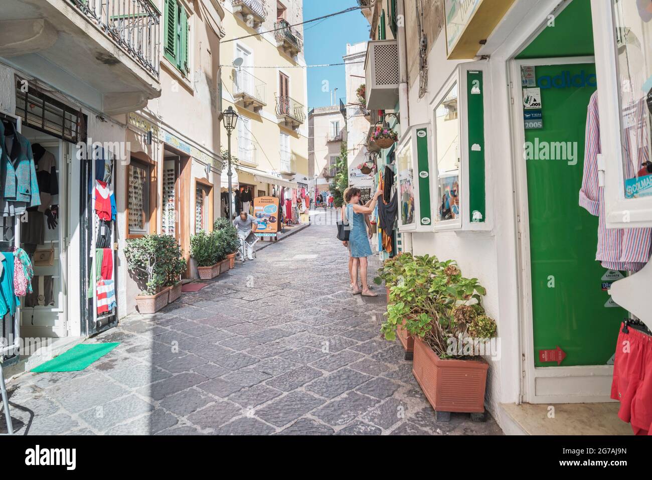 Frauen einkaufen, Lipari Stadt, Lipari Insel, Äolischen Inseln, Sizilien, Italien Stockfoto
