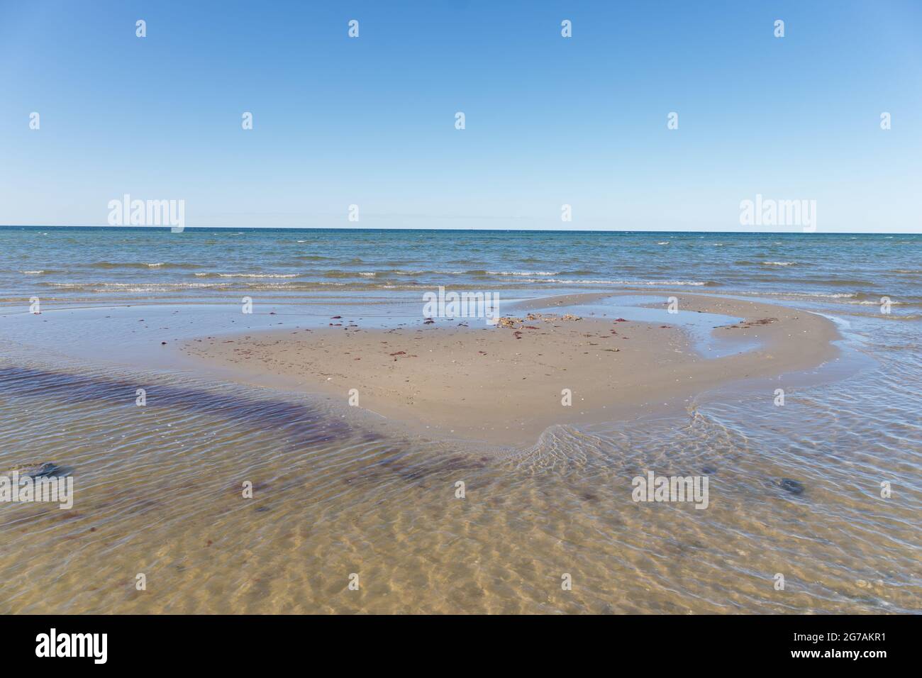 Blick unter dem klaren Himmel auf die Ostsee am Strand von Laboe, Deutschland. Stockfoto