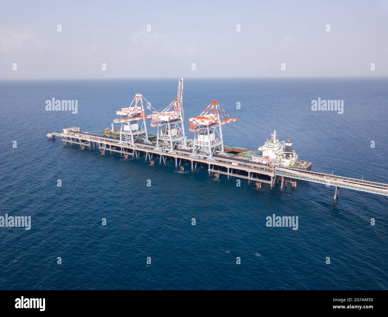 Bulk-Containerschiff entlädt Kohle im Hafen des Kraftwerks. Stockfoto