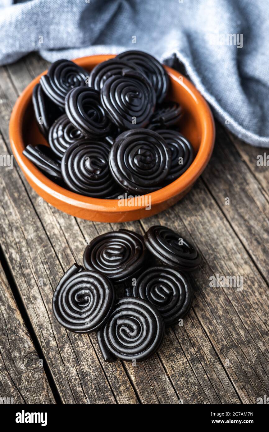 Spirale aus Süßholz auf Holztisch. Stockfoto