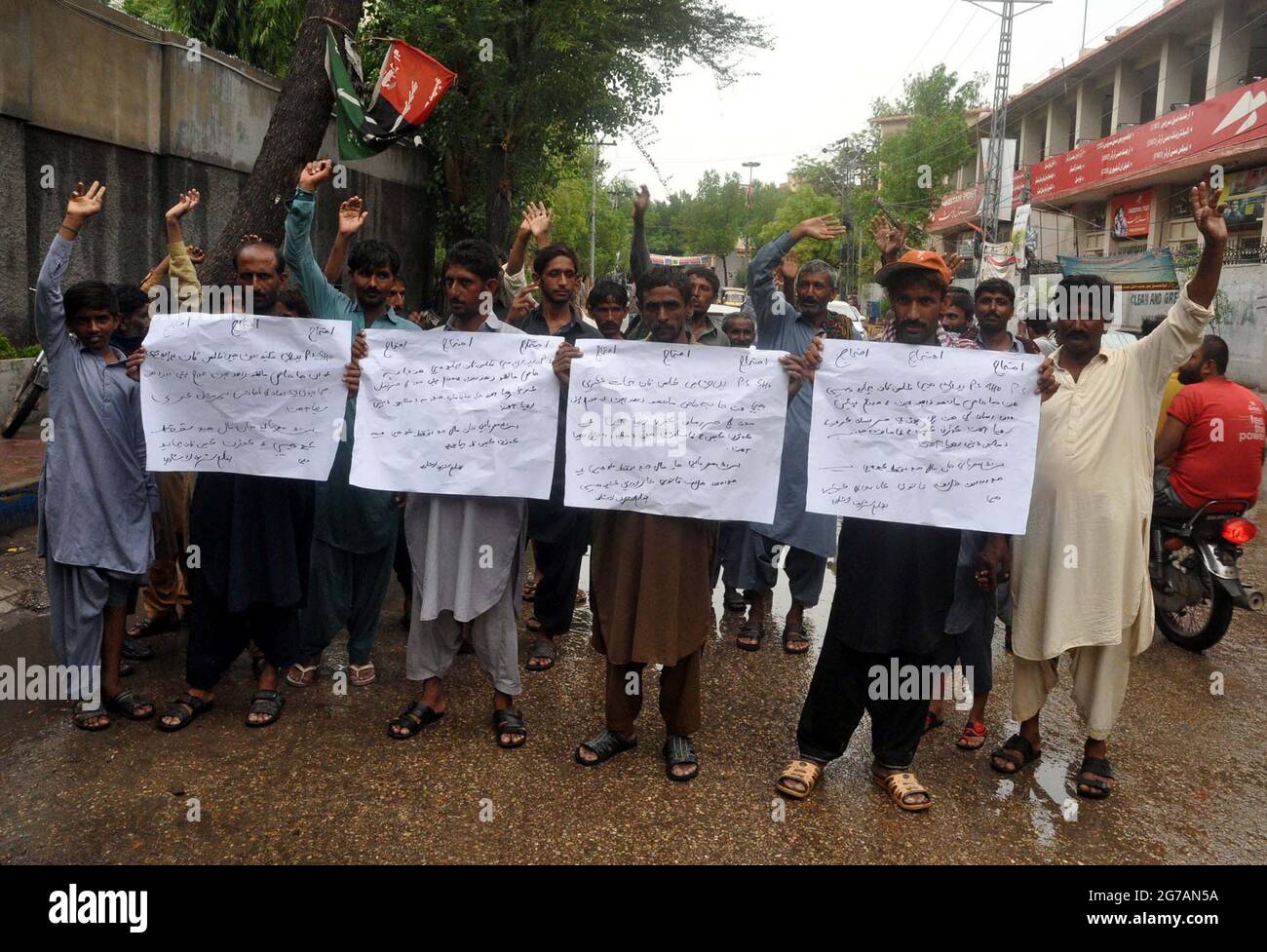 Die Bewohner von Sharif Lashari veranstalten am Montag, dem 12. Juli 2021, im Hyderabad-Presseclub eine Protestdemonstration gegen die hohe Gelassenheit einflussreicher Menschen und der Polizei. Stockfoto