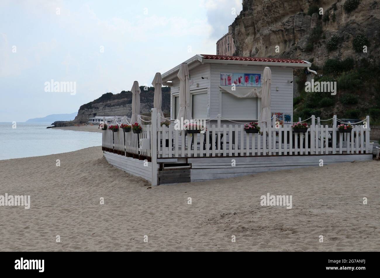 Tropea - Bar Chiringuito Beach sulla spiaggia dell'Isola Bella Stockfoto