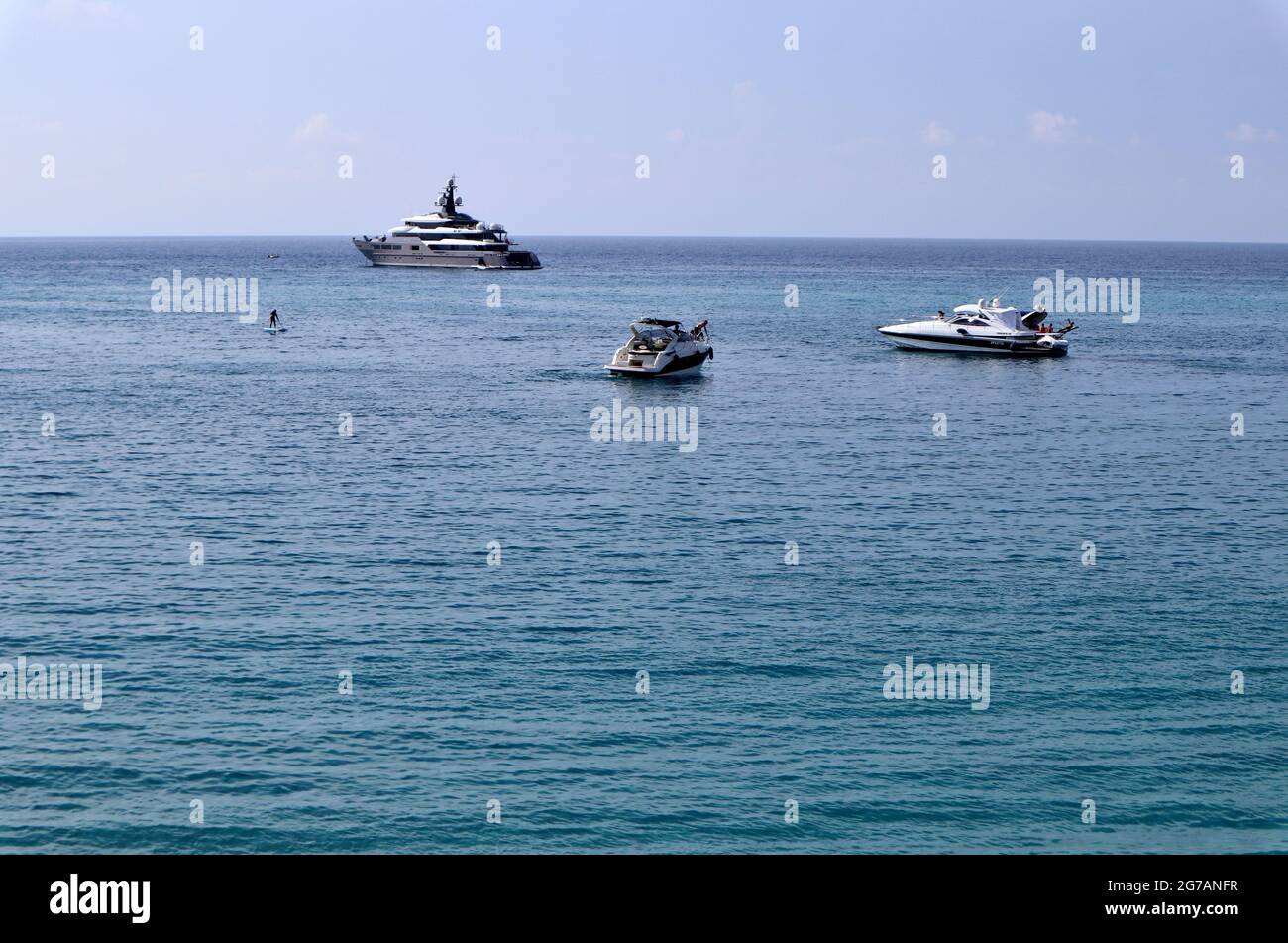 Tropea - Barche a largo della Spiaggia della Rotonda nel pomeriggio Stockfoto