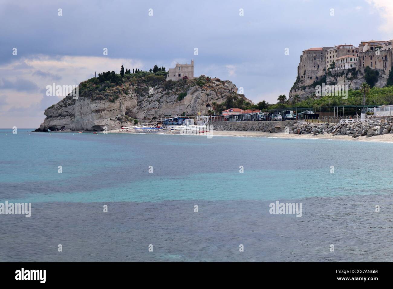 Tropea - Isola Bella dagli Scogli dei Missaggi Stockfoto