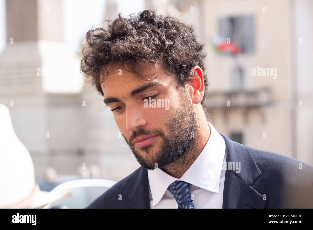 Der italienische Tennisspieler Matteo Berrettini tritt in den Quirinal-Palast in Rom ein, um den Präsidenten der Republik Sergio Mattarellazu besuchen der Spieler der italienischen Nationalmannschaft tritt in den Quirinal-Palast in Rom ein, um den Präsidenten der Republik Sergio Mattarella nach dem Sieg der Fußball-Europameisterschaften zu besuchen, Heben Sie den gewonnenen Pokal in den Himmel. Der italienische Tennisspieler Matteo Berrettini, Finalist beim Wimbledon-Turnier, nahm ebenfalls an der Zeremonie Teil (Foto: Matteo Nardone/Pacific Press) Stockfoto