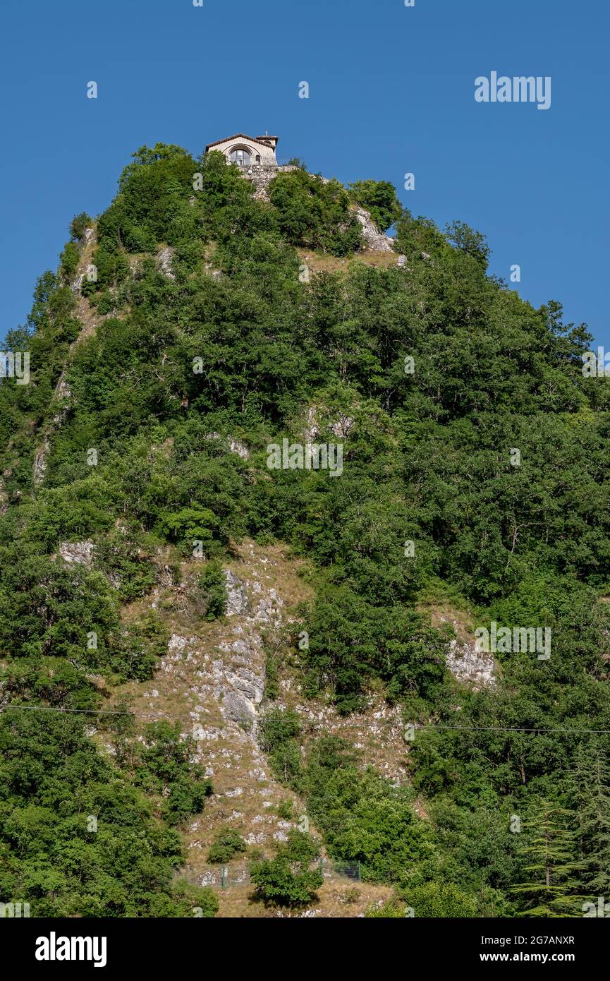 Blick von unten auf den Gebetskuppe von Roccaporena, Cascia, Italien, oder Sacro Scoglio, an einem sonnigen Tag Stockfoto