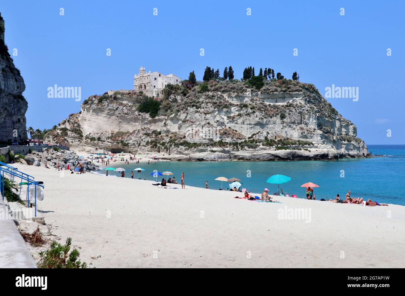 Tropea - Spiaggia della Rotonda da Via Lungomare Stockfoto