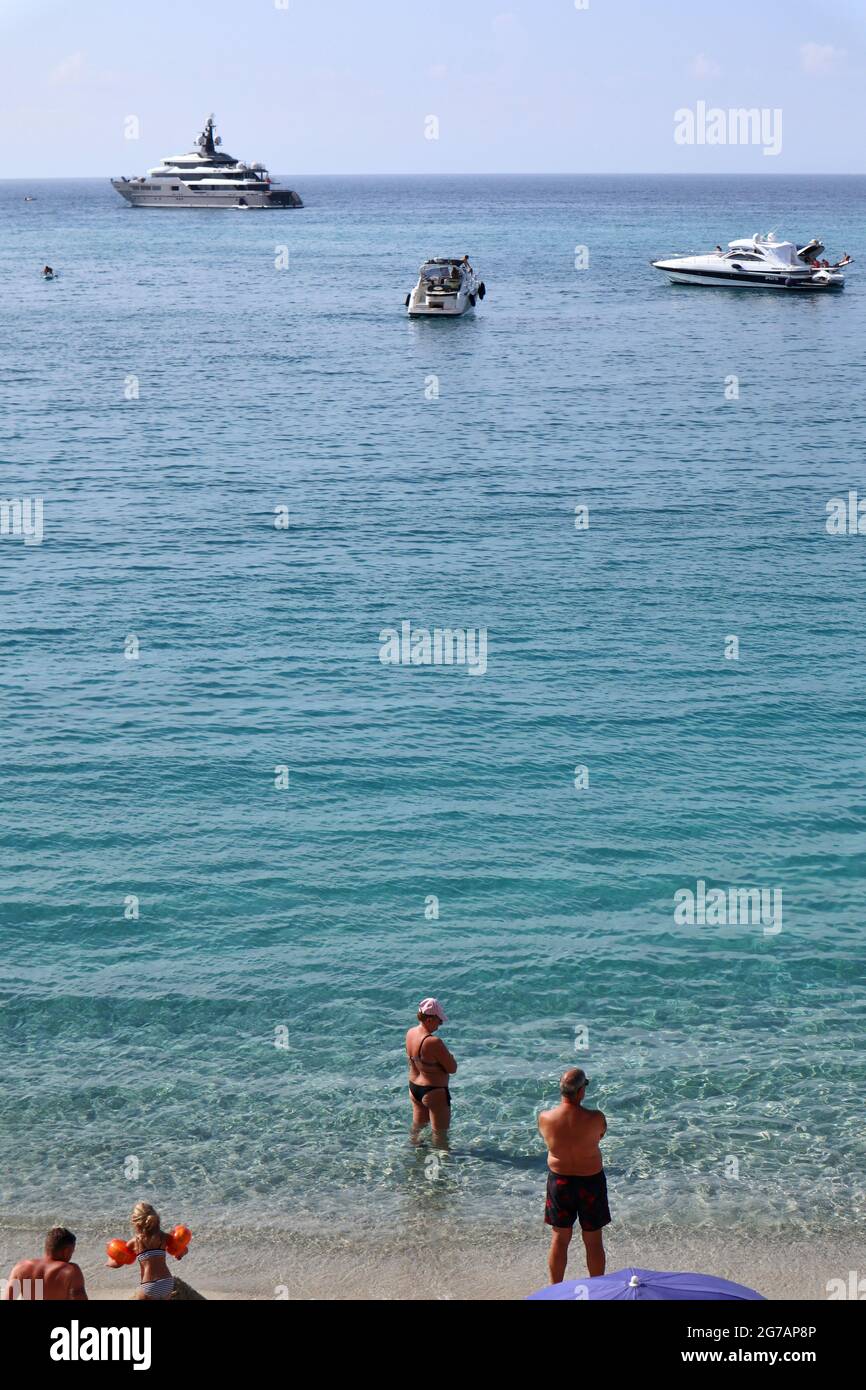 Tropea - Turisti a Spiaggia della Rotonda Stockfoto