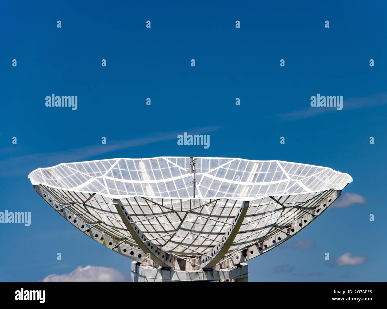 Eine riesige Satellitenschüssel für den Empfang eines Signals richtet sich bis zum blauen Himmel. Stockfoto