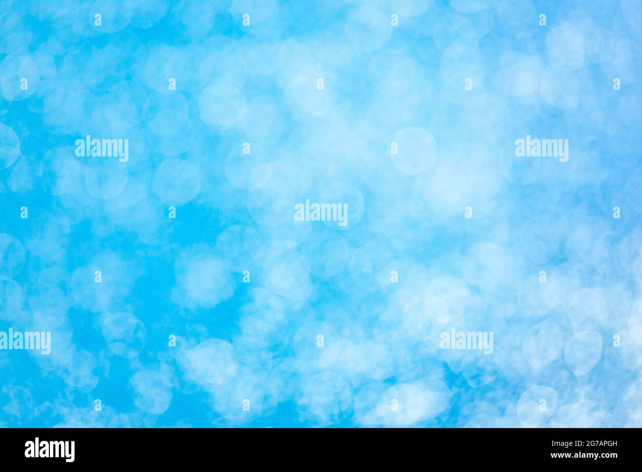 Wasserspiegelungen als unscharfer Hintergrund Stockfoto