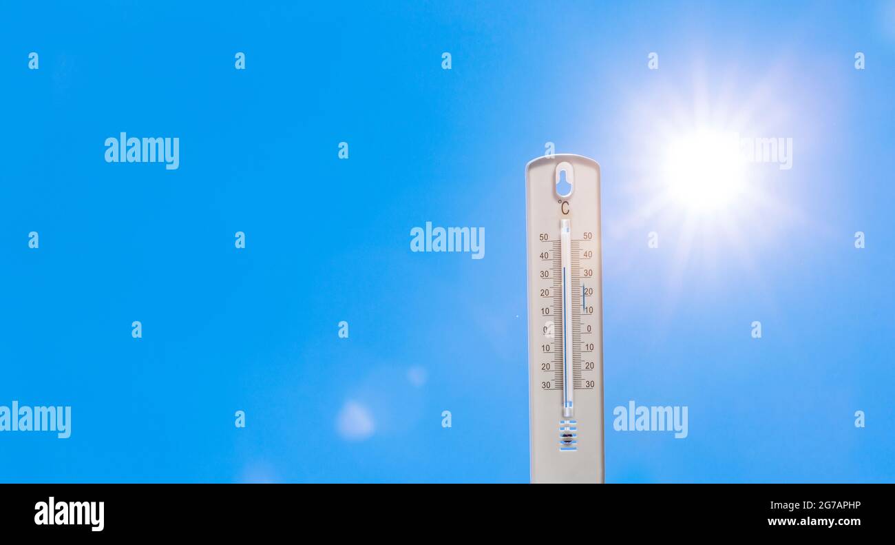 Thermometer bei heißen Temperaturen vor dem Hintergrund Stockfoto