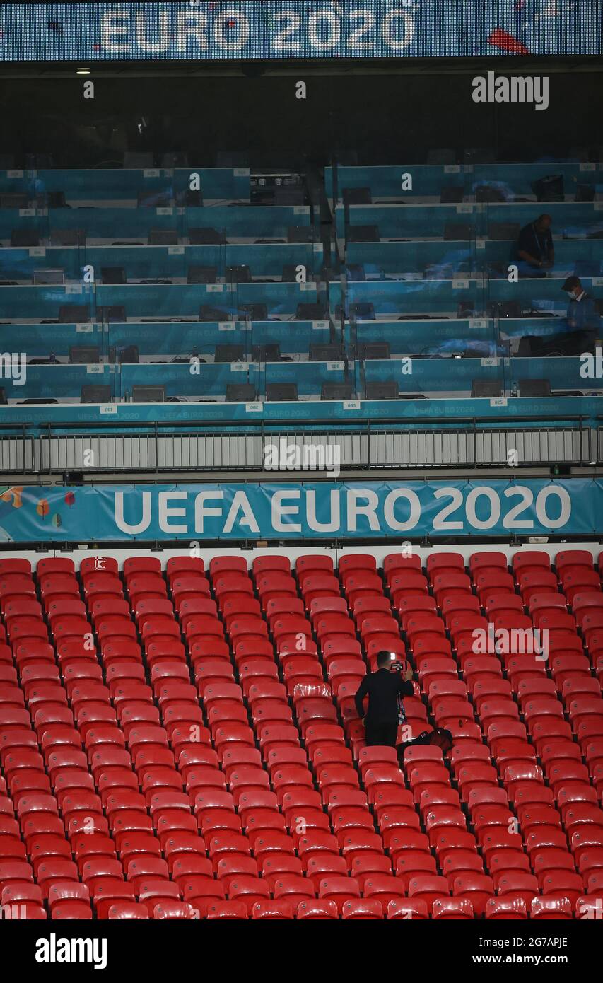 London, Großbritannien. Juli 2021. Fußball: Europameisterschaft, Italien - England, Endrunde, Finale im Wembley-Stadion. Ein einziger Journalist steht lange nach dem Spiel auf der Tribüne. Quelle: Christian Charisius/dpa/Alamy Live News Stockfoto