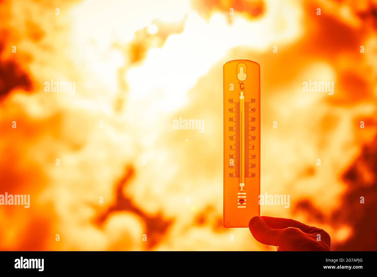 Thermometer bei heißen Temperaturen vor dem Hintergrund Stockfoto