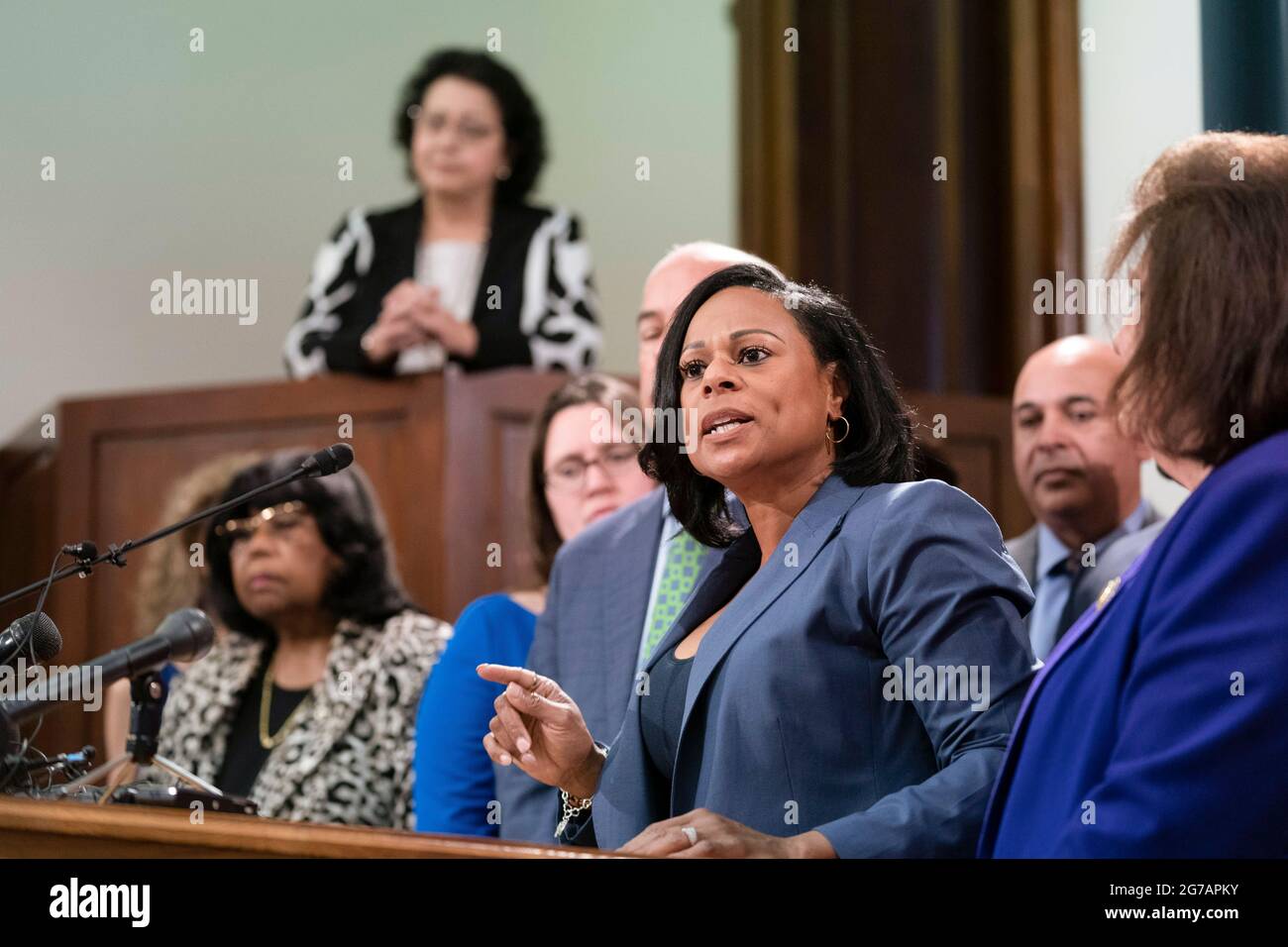 Austin, Texas, USA. Juli 2021. Die Staatsrep. NICOLE COLLIER, D-Fort Worth, spricht mit der Presse über die Staatsmacht. Greg Abbotts Einschüchterungsversuche während der Sondersitzung. Quelle: Bob Daemmrich/ZUMA Wire/Alamy Live News Stockfoto