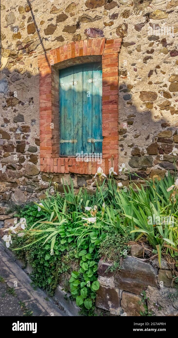 Fenster in Lugné im Frühling. Stockfoto