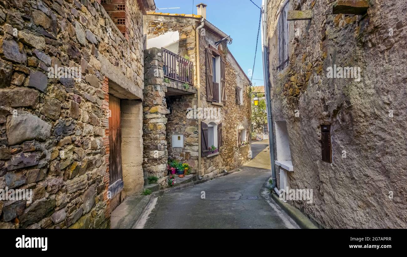 Dorfgasse in Lugné im Frühjahr. Stockfoto