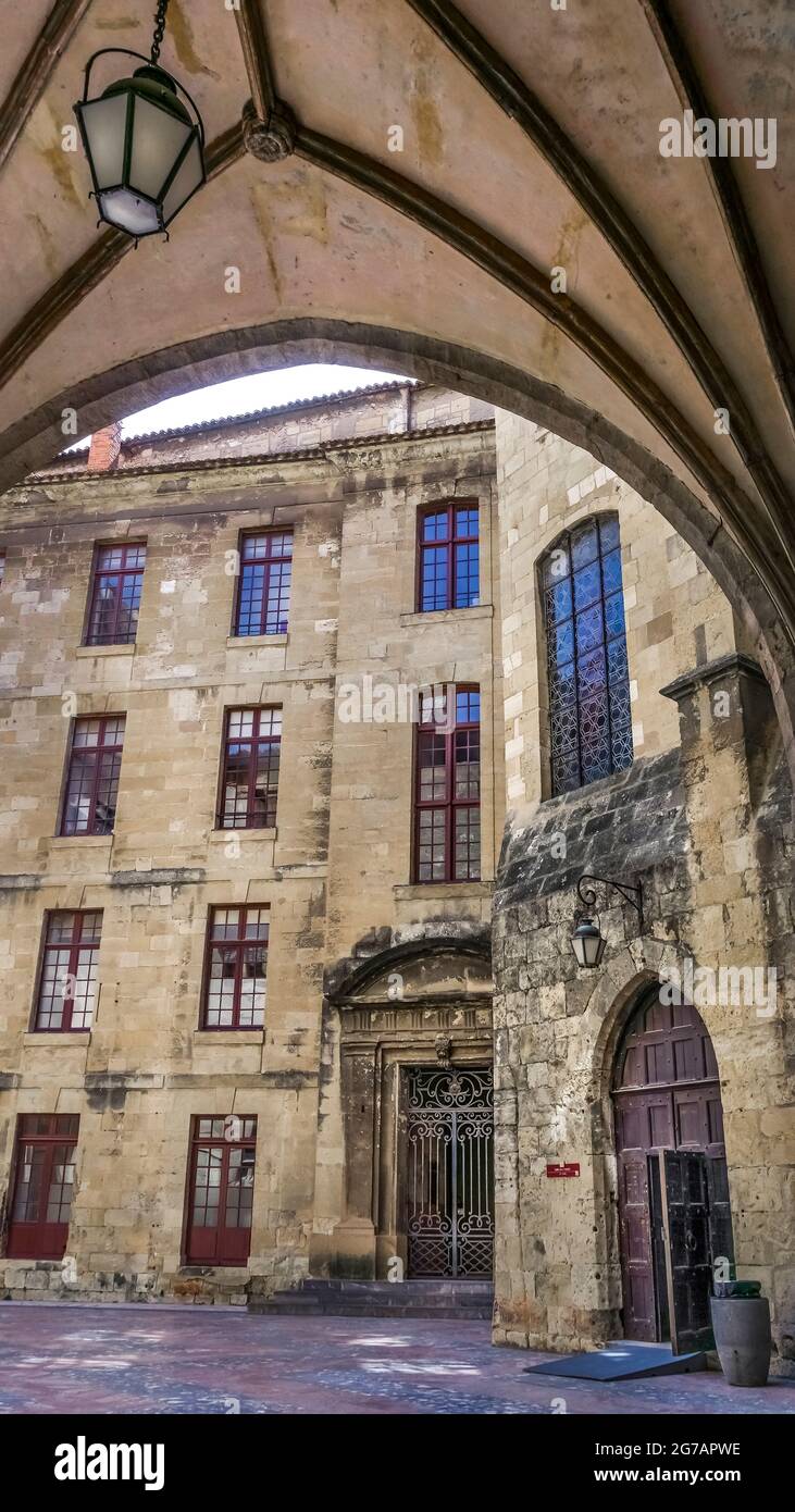 Innenhof im Palast von Archevêques in Narbonne. Es wurde im XIV Jahrhundert erbaut. Monument Historique. Stockfoto