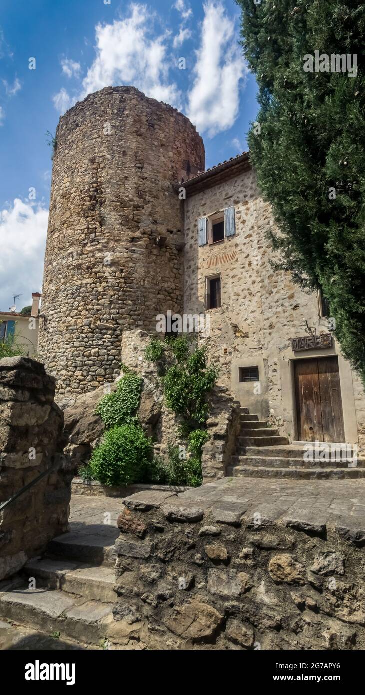 Rathaus in Palalda in der Nähe von Amélie les Bains. Der Signalturm, Teil der alten Burgbefestigung, wurde im 13. Jahrhundert erbaut. Stockfoto