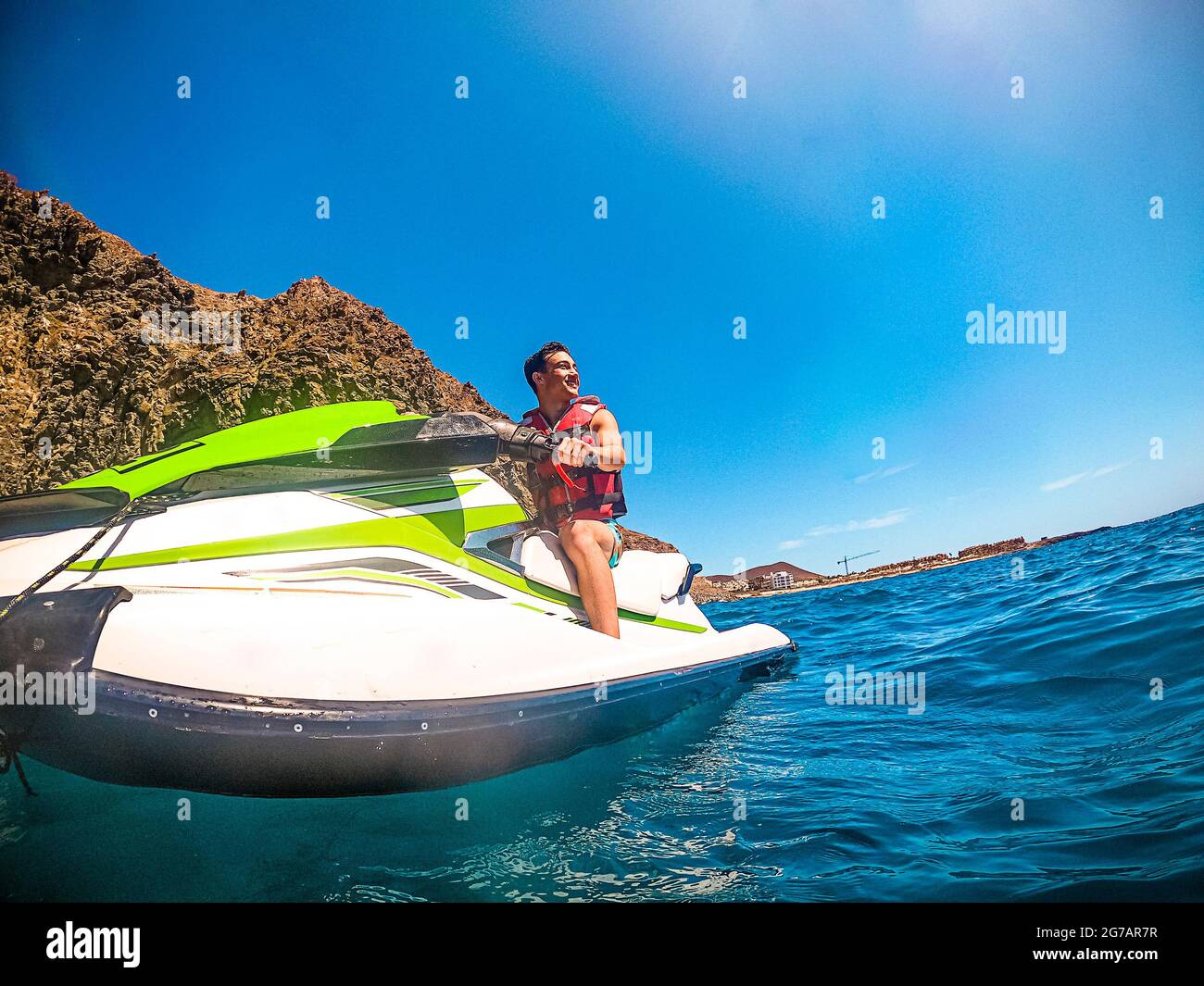 Junger Mann genießen Jet-Ski-Tour Ausflug Aktivität Wassersport und Lächeln - Menschen Touristen haben Spaß - Blue Ocean aktiv männlich im Sommerurlaub Urlaub Stockfoto