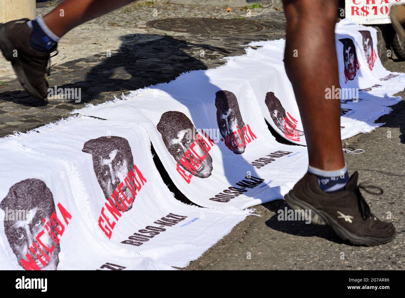 Brasilien - 3. Juli 2021: Straßenhändler verkaufen während eines Protestes in Rio de Janeiro Fußbodentücher mit dem Bild des brasilianischen Präsidenten Jair Bolsonaro. Stockfoto