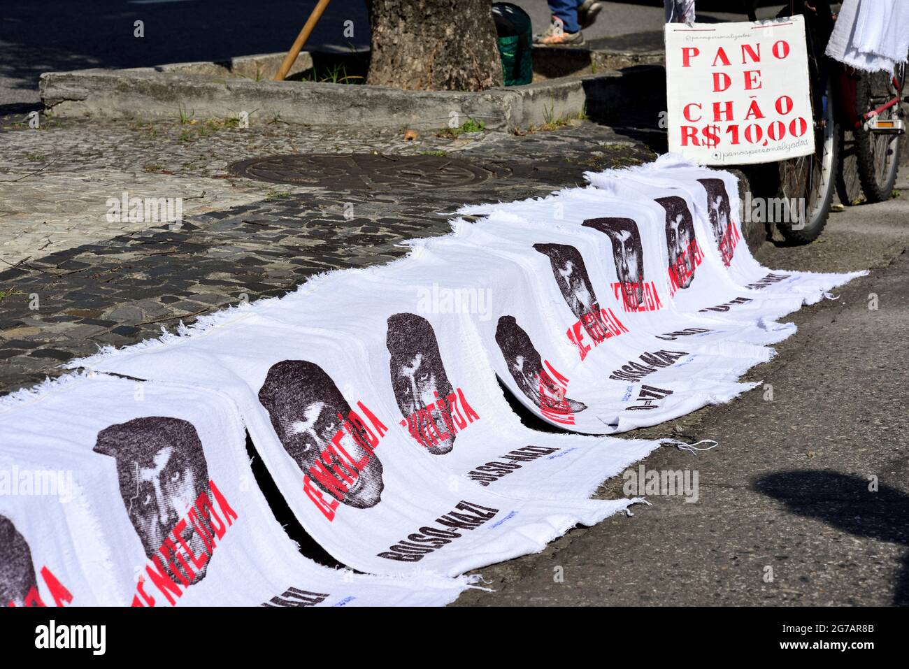 Brasilien - 3. Juli 2021: Straßenhändler verkaufen während eines Protestes in Rio de Janeiro Fußbodentücher mit dem Bild des brasilianischen Präsidenten Jair Bolsonaro. Stockfoto