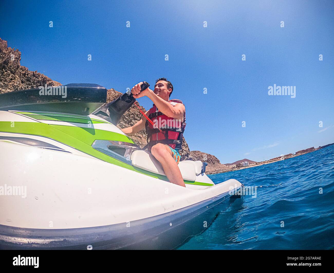 Junger Mann genießen Jet-Ski-Tour Ausflug Aktivität Wassersport und Lächeln - Menschen Touristen haben Spaß - Blue Ocean aktiv männlich im Sommerurlaub Urlaub Stockfoto