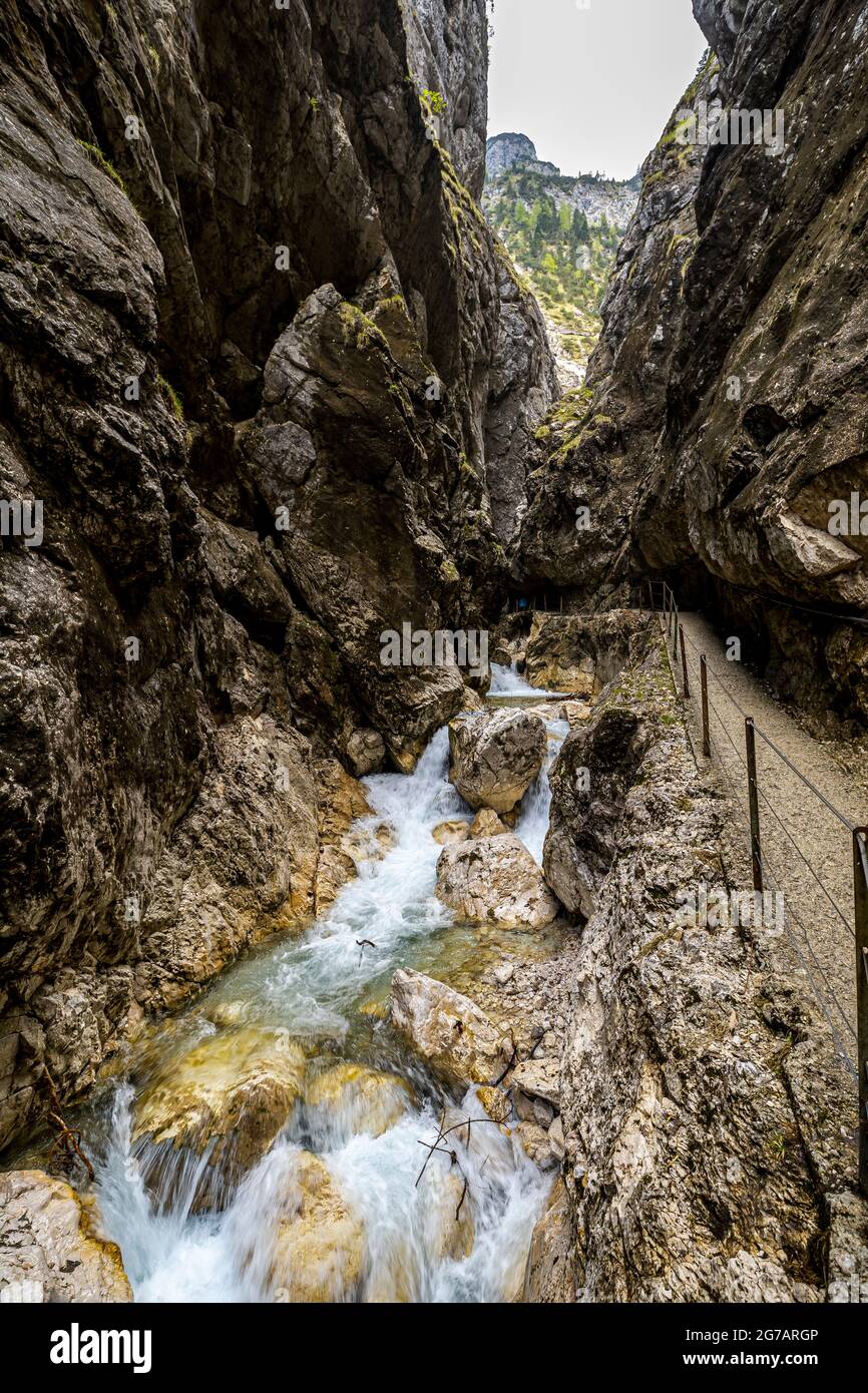 Blick durch die Felswände und die Hammersbach in der Höllentalklamm, Grainau, Oberbayern, Deutschland Stockfoto