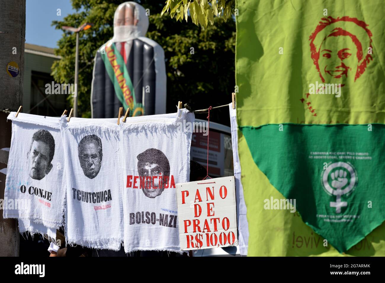 3. Juli 2021: Während eines Protestes in Rio de Janeiro verkaufen Händler Geschirrtücher mit dem Image des brasilianischen Präsidenten Jair Bolsonaro und anderer Politiker. Stockfoto