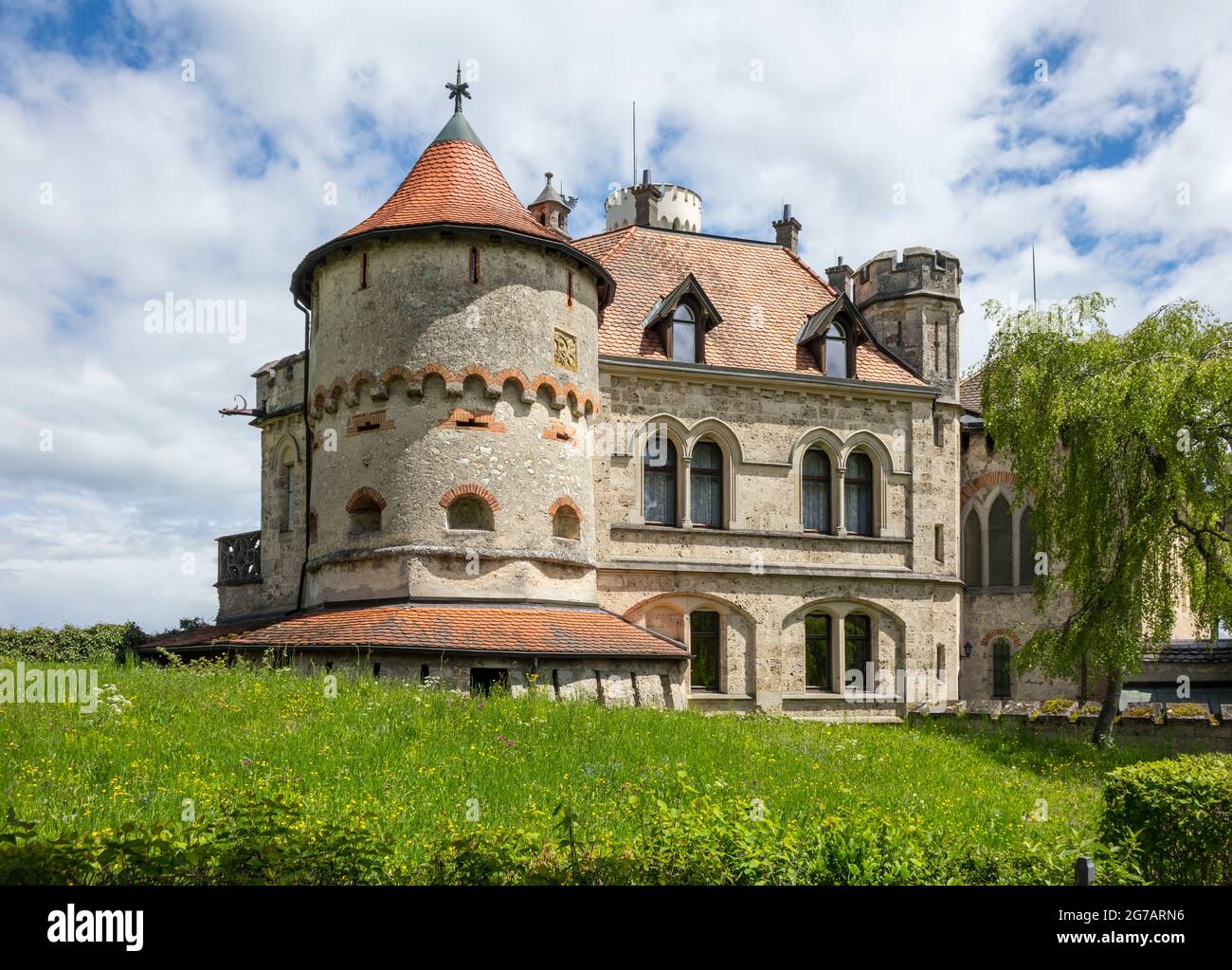 Schloss Lichtenstein auf der Schwäbischen Alb bei Honau im Landkreis Reutlingen. Der Erbauer war Wilhelm Graf von Württemberg (später Herzog von Urach), ein Cousin des Königs. Auf dem Bild der Mathilde-Turm Stockfoto