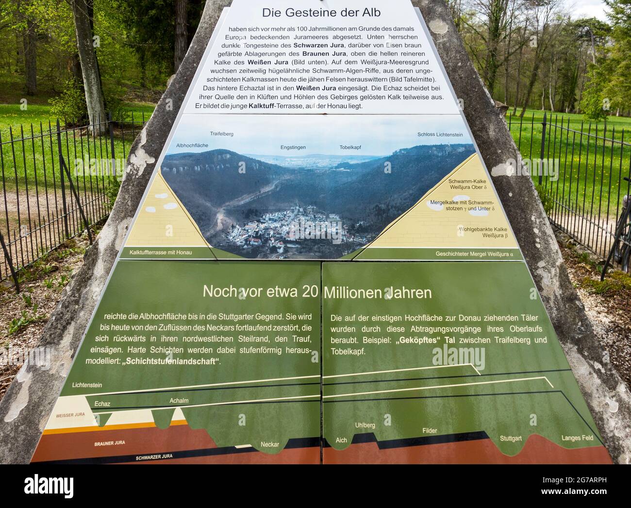 Die geologische Pyramide befindet sich vor dem Schloss Lichtenstein. Auf Initiative von Herzog Wilhelm II. Von Urach wurde die Pyramide 1903 erbaut und am 22. Juli mit einem kleinen Fest eingeweiht. Stockfoto