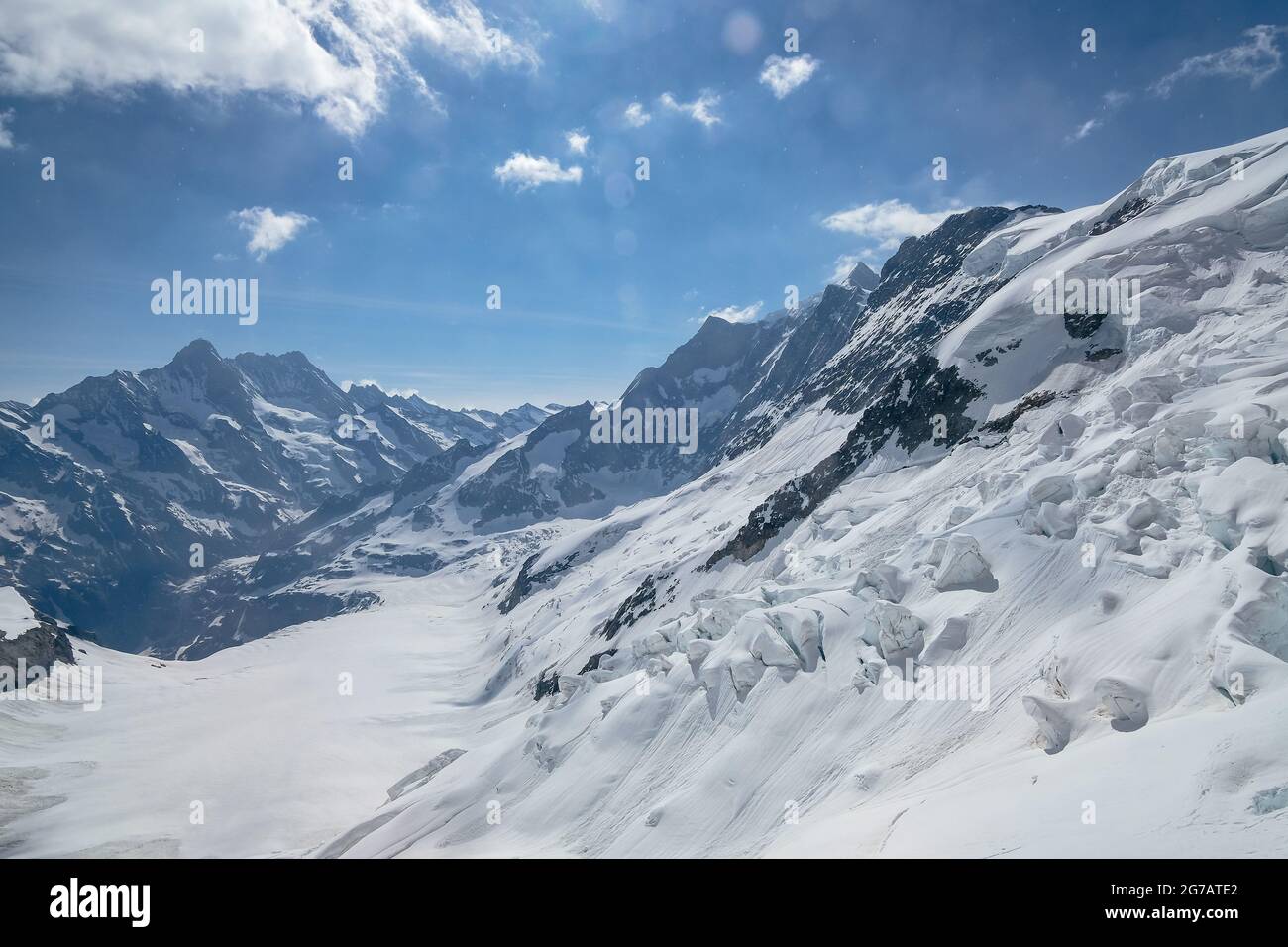 Blick durch das Fenster auf den Eismeergletscher von der Jungfraubahn in  der Schweiz - Schweizer Alpen Stockfotografie - Alamy