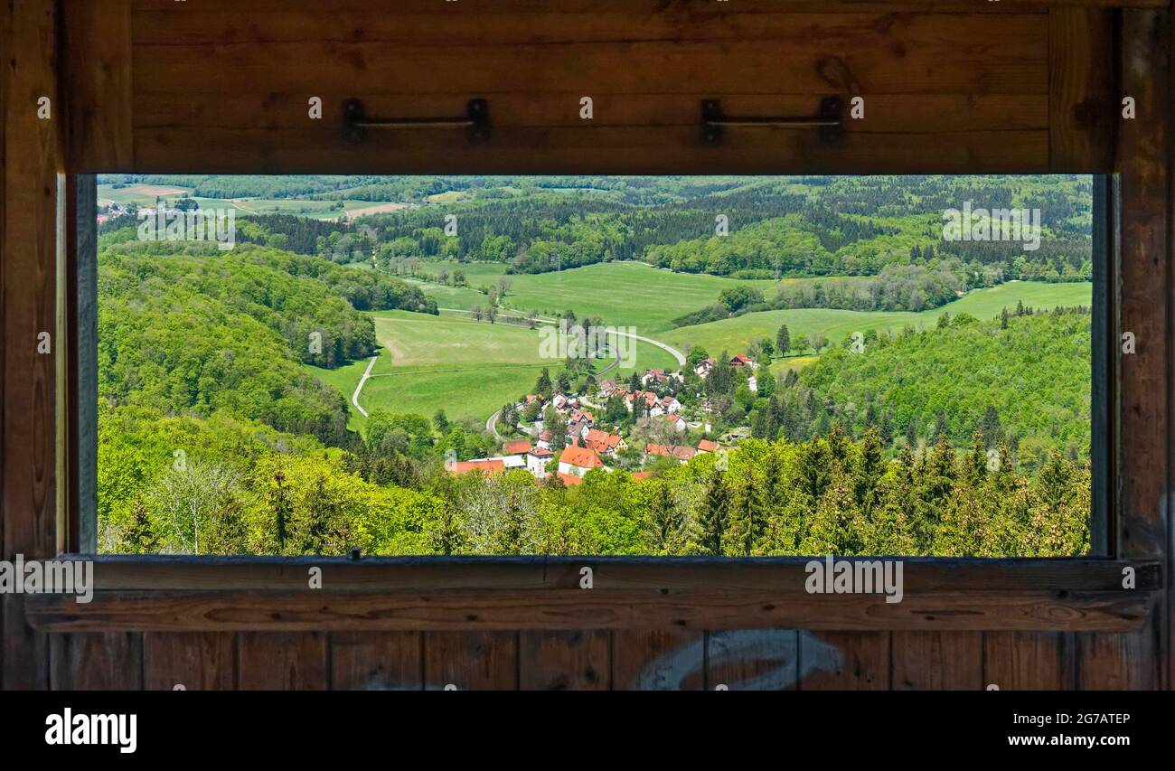 Der 1953 erbaute Sternbergturm ist ein Aussichtsturm des Schwäbischen Alb-Verbandes. Der Turm wurde auf einer soliden Basis als verkleideter Holzturm errichtet. Er steht auf dem 844 m hohen Sternberg und hat eine Höhe von 32 m. Über 130 Stufen führen zur Aussichtsplattform, von der aus man einen Panoramablick auf den mittleren Kuppenalb hat. Stockfoto