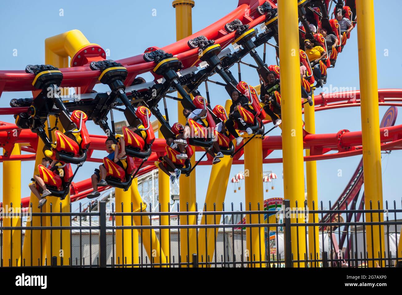 Besucher machen sich auf dem neuen Phoenix Roller Coaster im Wonder Wheel Park in Coney Island in Brooklyn in New York am langen Unabhängigkeitstag am Montag, dem 5. Juli 2021, dumm. (© Richard B. Levine) Stockfoto