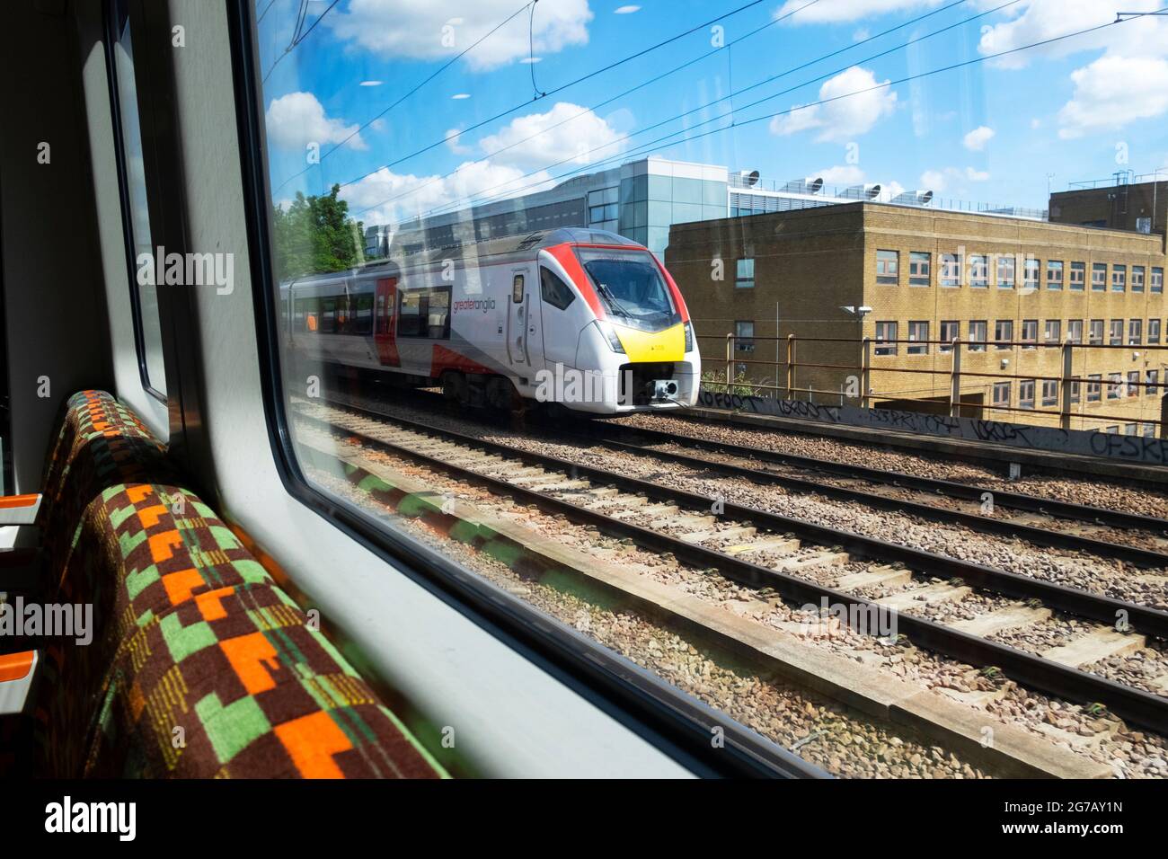 Lea Valley Line überirdische Züge, die den Innenraum passieren Blick aus dem Zugfenster vom Bahnhof Liverpool Street Station London England UK KATHY DEWITT Stockfoto